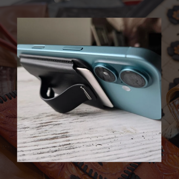 Magnetic cardholder wallet